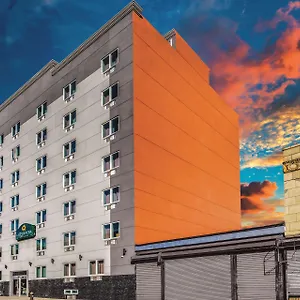 Hotel La Quinta By Wyndham Brooklyn